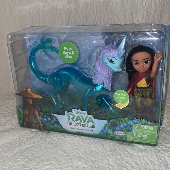 Jakks Pacific Disney's Raya and The Last Dragon Petite Raya & Sisu Gift Set - Picture 2 of 3